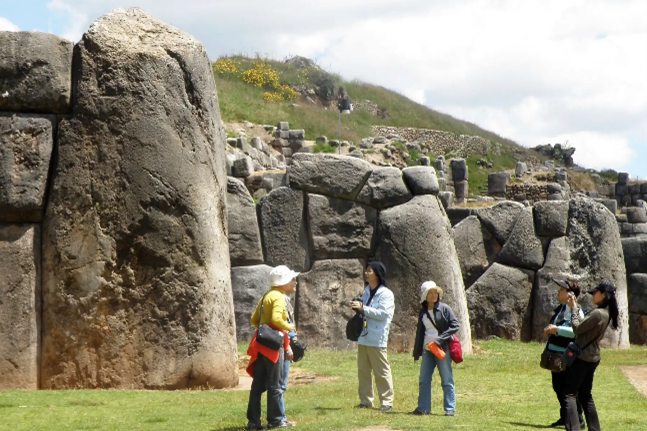 Fortaleza de Saqsayhuamán en Cusco Perú con muros incas de piedra